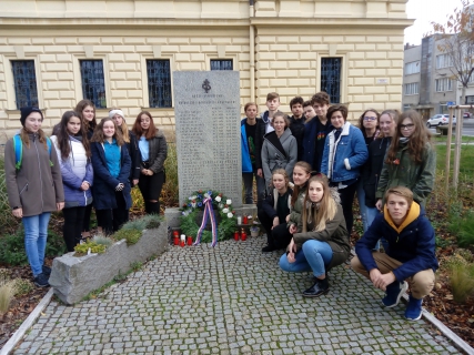 Žáci naší školy si připomínají výročí 17. listopadu 1939 a 1989