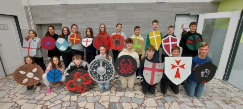 Žáci sedmých tříd si vyrobili středověké štíty a erby