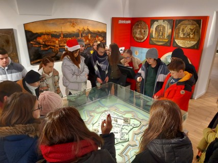 Žáci sedmých tříd navštívili expozici o historii města Uherského Hradiště v Jezuitské koleji