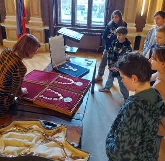 Žáci badatelského kroužku - historie navštívili radnici v Uherském Hradišti