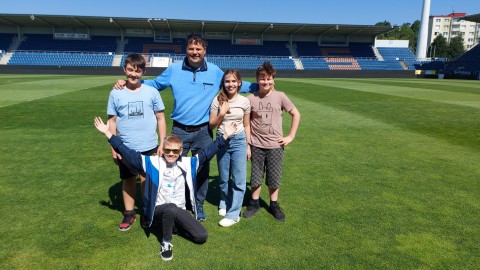 Žáci badatelského kroužku-historie navštívili stadión FC Slovácko