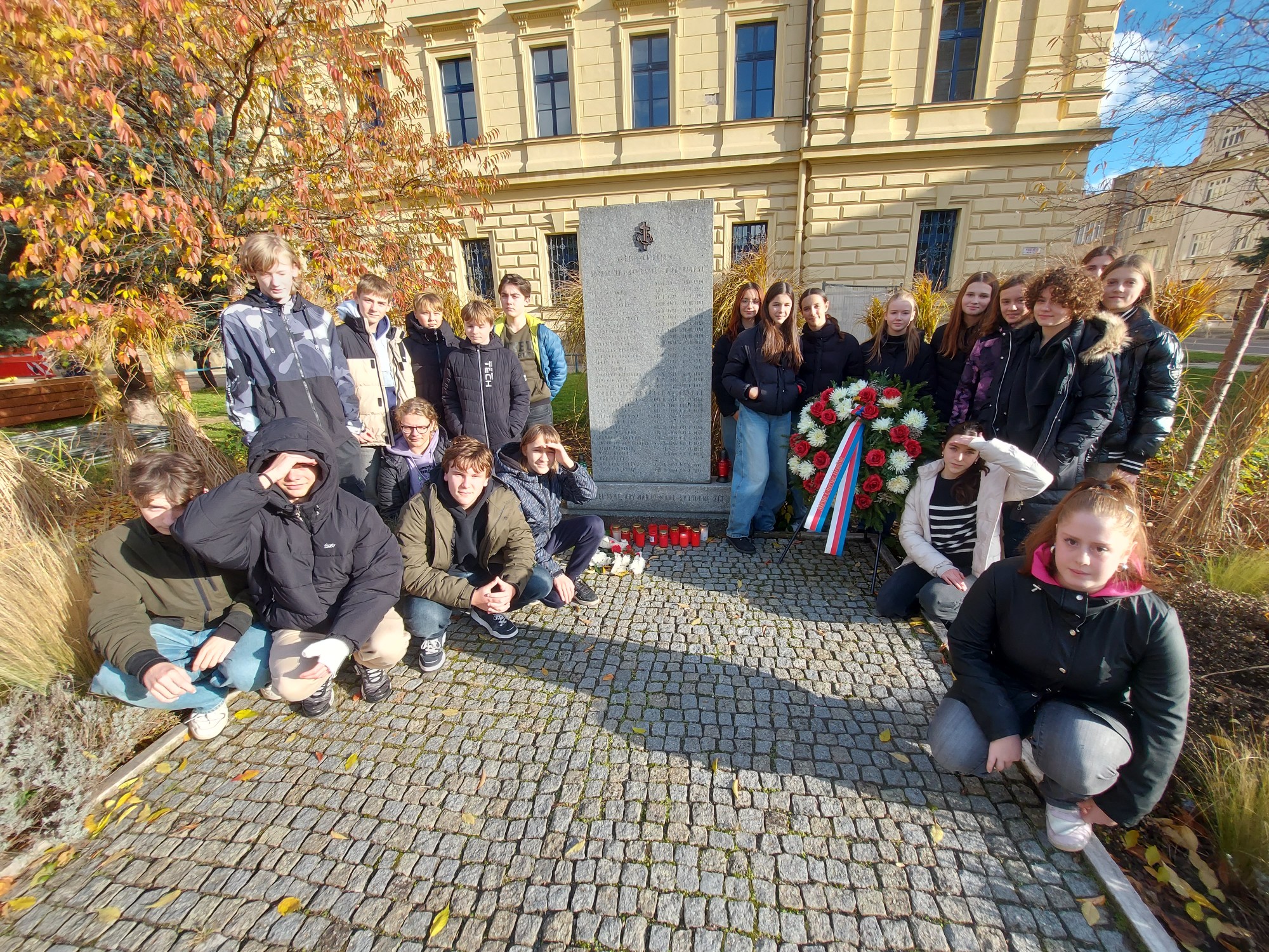 Dne 21. listopadu uctili žáci 8.B památku obětí komunistického režimu v Uherském Hradišti zapálením svíček u památníku ( vedle bývalé věznice).