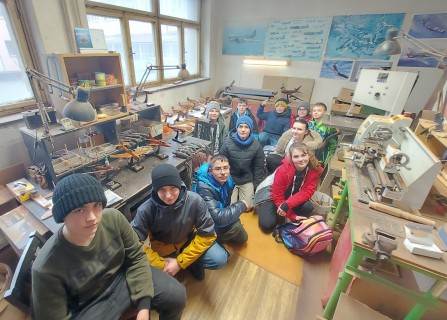 Žáci badatelského kroužku-historie navštívili dílnu dřevěných modelů letadel v Uherském Hradišti