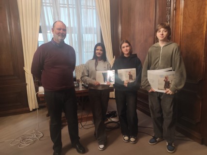 Učitel Philip Mabbett reprezentoval školu v regionálním kole Zlatého Amose v Praze