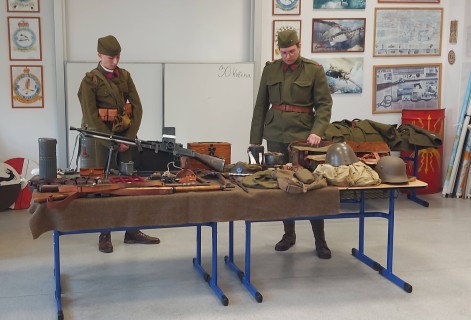 Přednáška pro žáky 8. tříd na téma Výstroj a výzbroj čs. armády za I. republiky