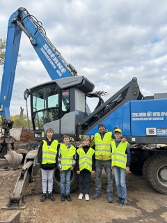 Žáci badatelského kroužku - historie na exkurzi ve Sběrných surovinách v UH