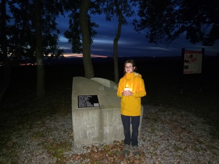 Ema Ingrová z 7.B uctila památku dvou amerických letců, kteří byli bezdůvodně zastřeleni po nouzovém přistání bombardéru B 17 u Napajedel