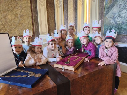 Badatelský kroužek navštívil obřadní síň městského úřadu