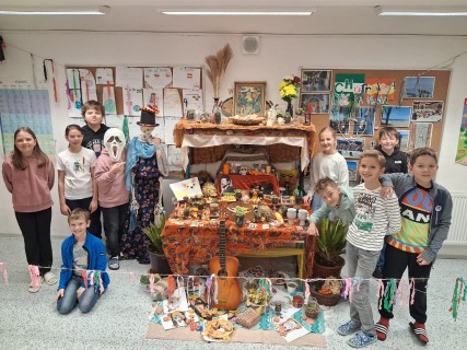 Día de los Muertos – výzdoba oltáře v učebně španělštiny
