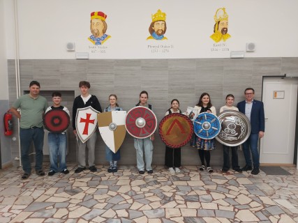 Žáci sedmých tříd si vyrobili středověké a starověké štíty a erby