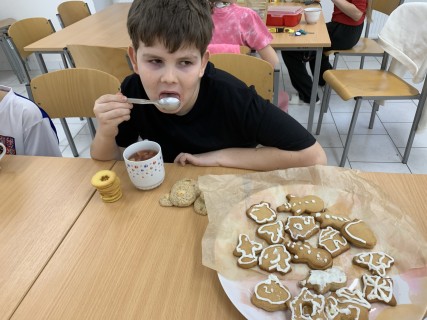 Malý Kuchtík v prosinci: mouka všude, úsměvy taky!