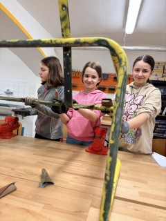 Renovace laviček ze školního atria - průběh projektu