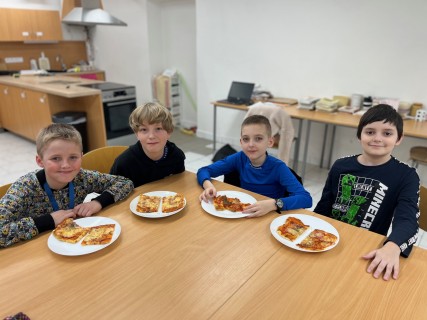 Děti ze školní družiny si vyzkoušely pečení pizzy