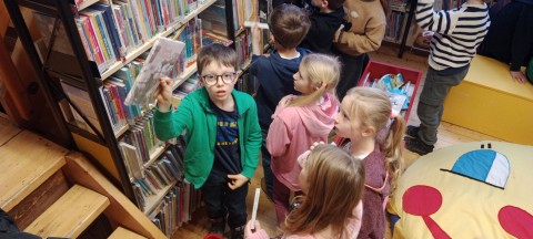 Třeťáci se učili být knihovníky.