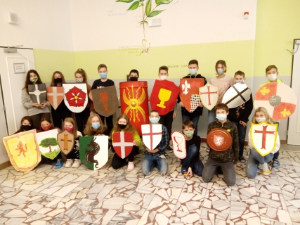 Žáci sedmých tříd si vyrobili středověké a starověké štíty a erby