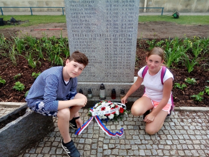 Žáci naší školy si připomněli Den památky obětí komunistického režimu