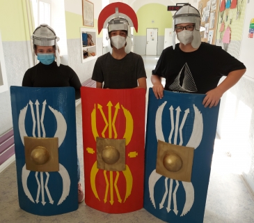 Jakub Schottl z 7.B vyrobil přes prázdniny štíty a helmy římských legionářů