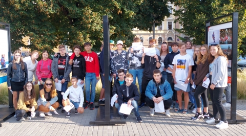 Žáci devátých tříd navštívili výstavu Olympijské okamžiky v Uherském Hradišti